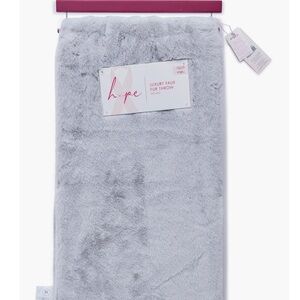 ARTISAN 34 Faux Fur Throw Blanket